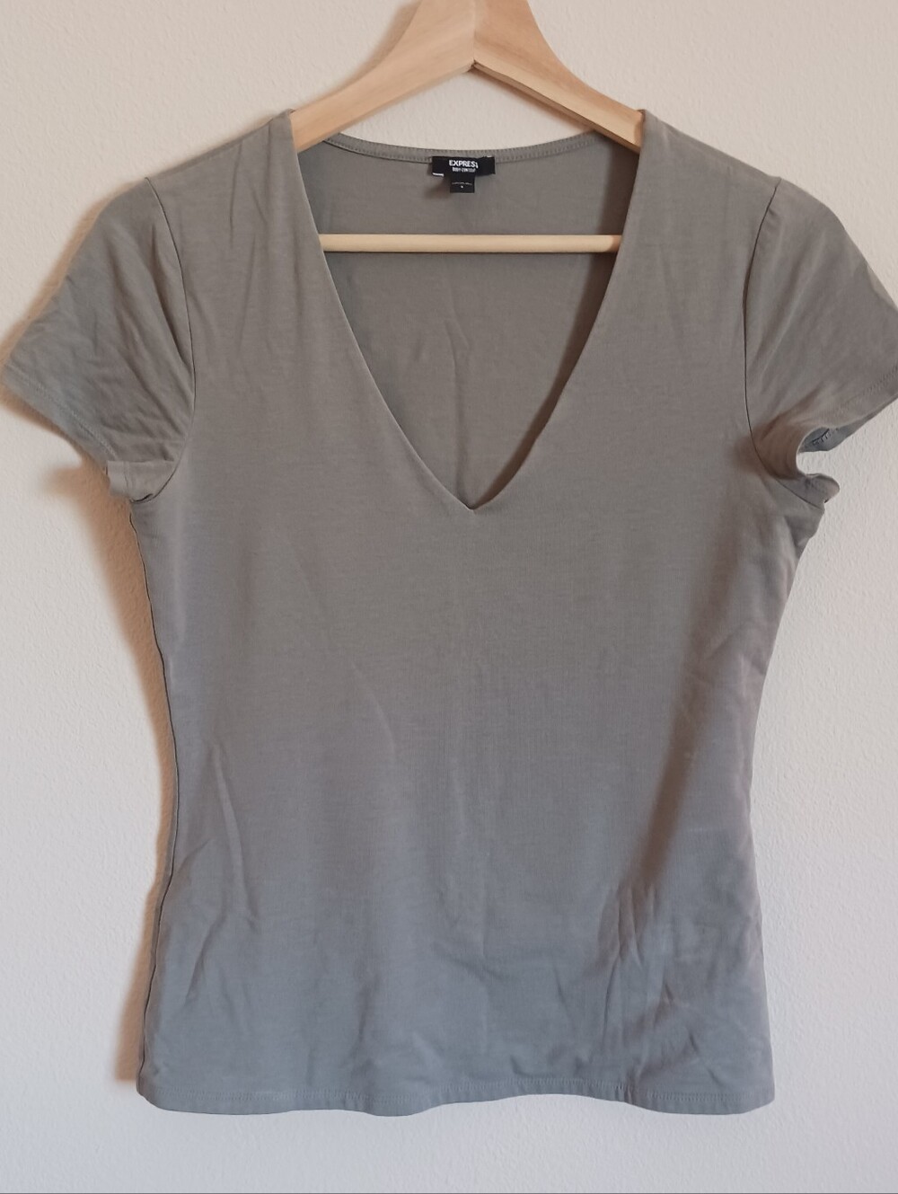 Express Body Contour Short Sleeve V Neck T-shirt
